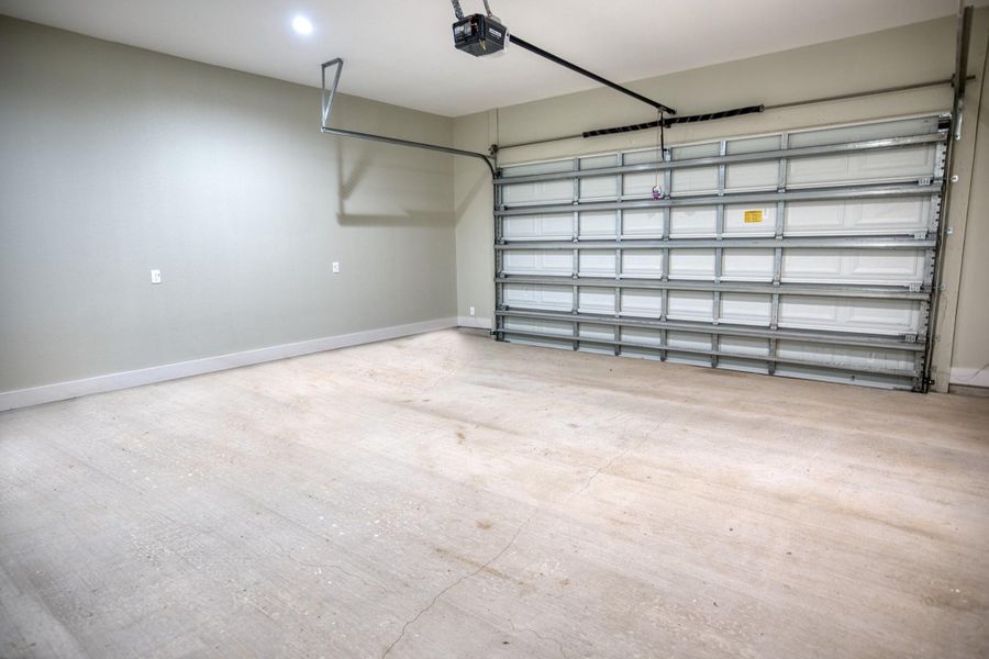 Spacious, unfurnished interior of a new home in , Angleton (Image 35).