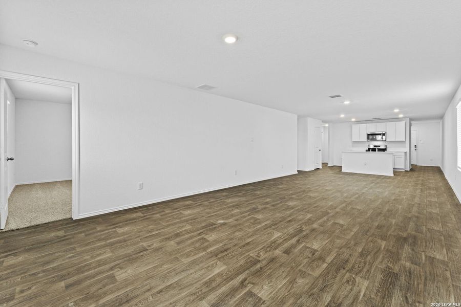 Spacious, unfurnished interior of a new home in Avenida, Converse (Image 22).