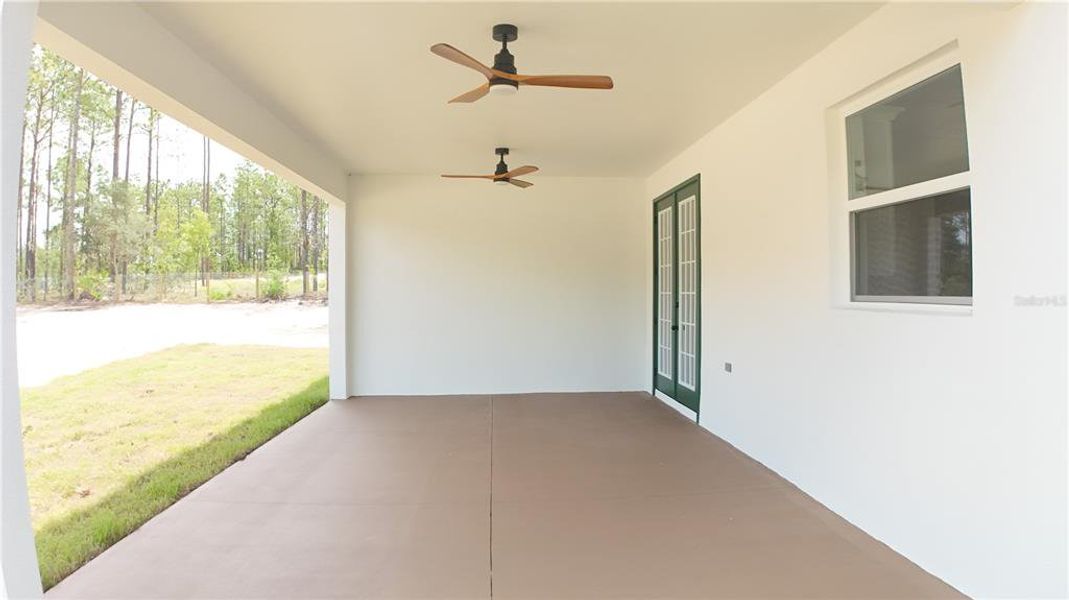 Exterior details and patio area of a home in , Dunnellon (Image 3).