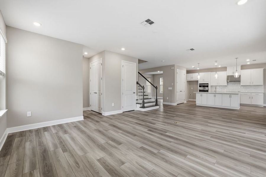 Spacious, unfurnished interior of a new home in Timber Ridge, Plant City (Image 15).