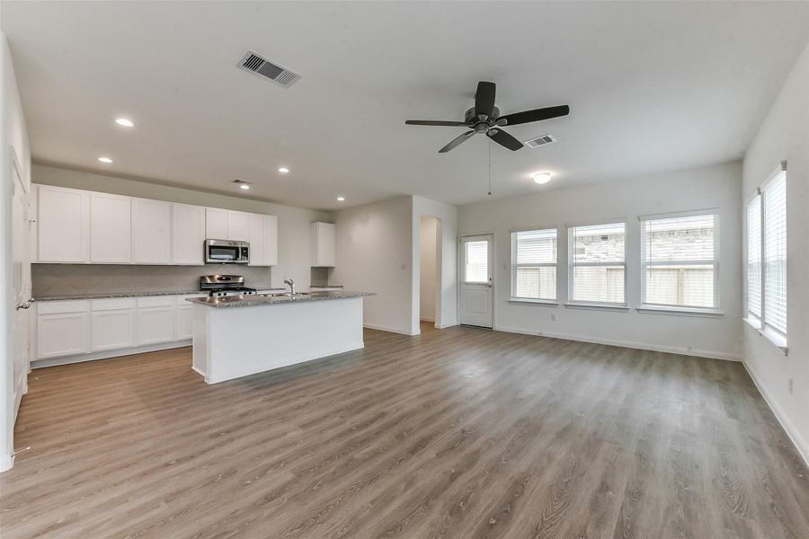 Spacious, unfurnished interior of a new home in King Oaks Village, Baytown (Image 18).