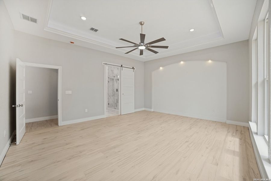 Spacious, unfurnished interior of a new home in , Natalia (Image 21).