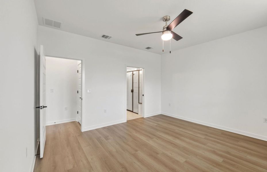 Spacious, unfurnished interior of a new home in Sun City Texas, Georgetown (Image 27).