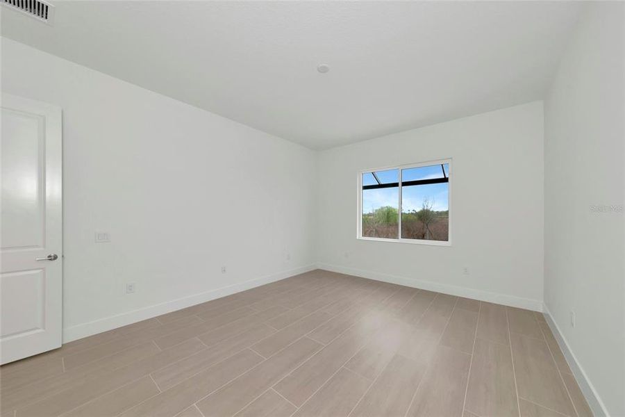 Spacious, unfurnished interior of a new home in , Sarasota (Image 57).