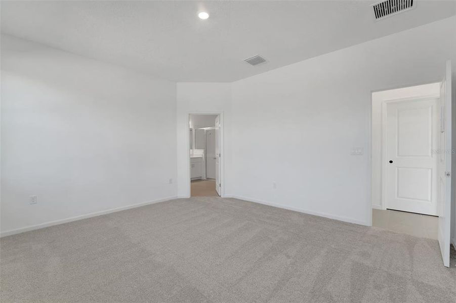 Spacious, unfurnished interior of a new home in Willowbrook North, Winter Haven (Image 21).