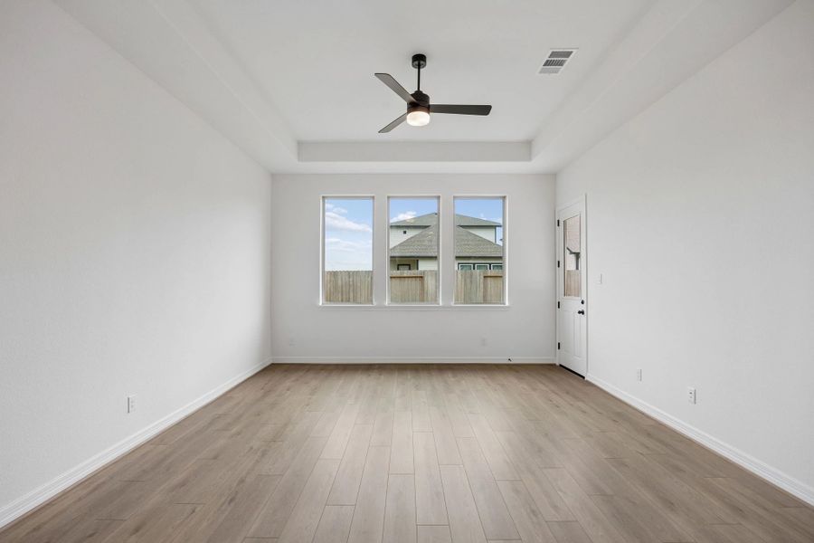 Spacious, unfurnished interior of a new home in Bergamo, Katy (Image 11).