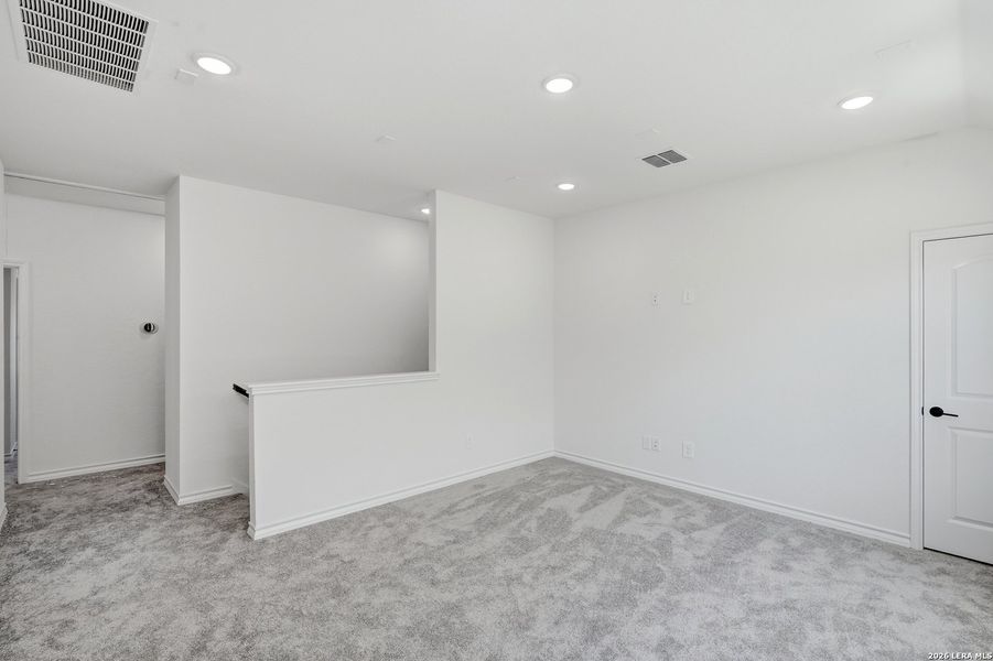 Spacious, unfurnished interior of a new home in Davis Ranch, San Antonio (Image 16).