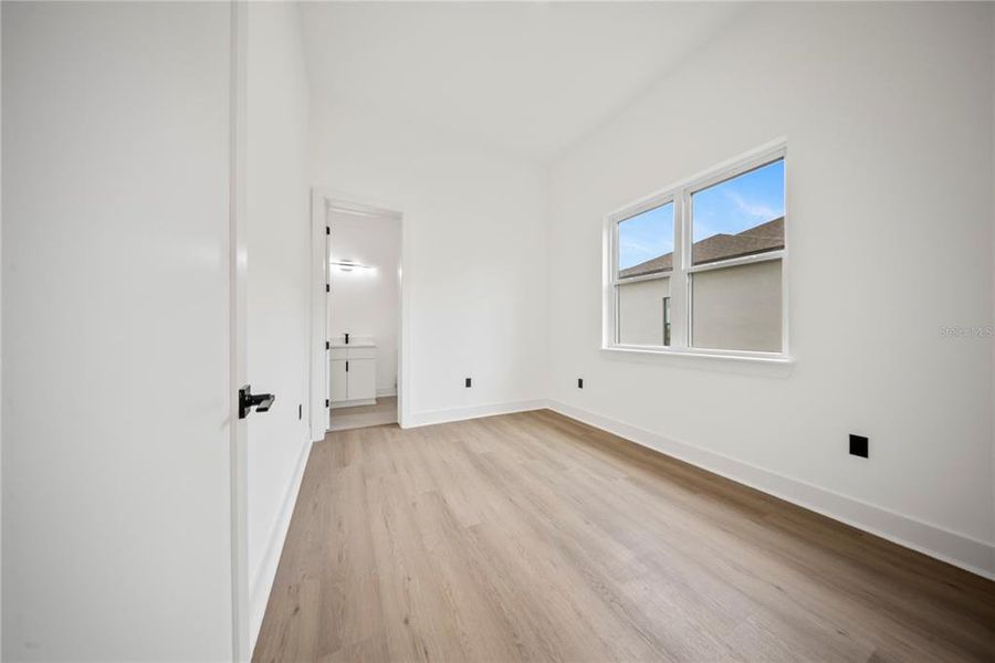 Spacious, unfurnished interior of a new home in , Lake Alfred (Image 33).