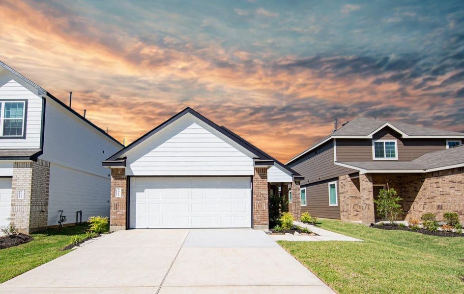 Front exterior of a new home in Mackenzie Creek, Conroe, TX, highlighting curb appeal (Image 1). Front exterior of a new home in Mackenzie Creek, Conroe, TX, highlighting curb appeal (Image 1).