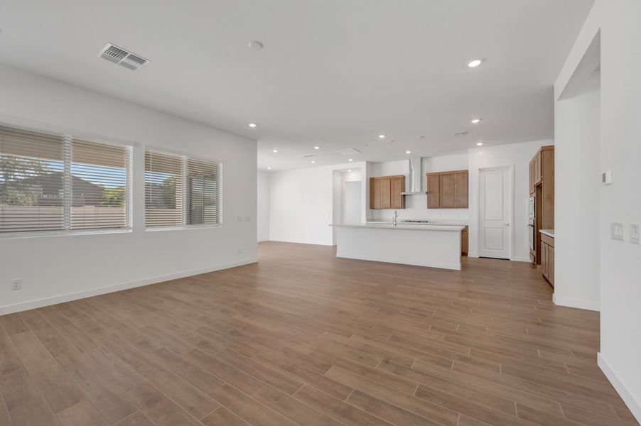 Spacious, unfurnished interior of a new home in Terraza, San Tan Valley (Image 13).