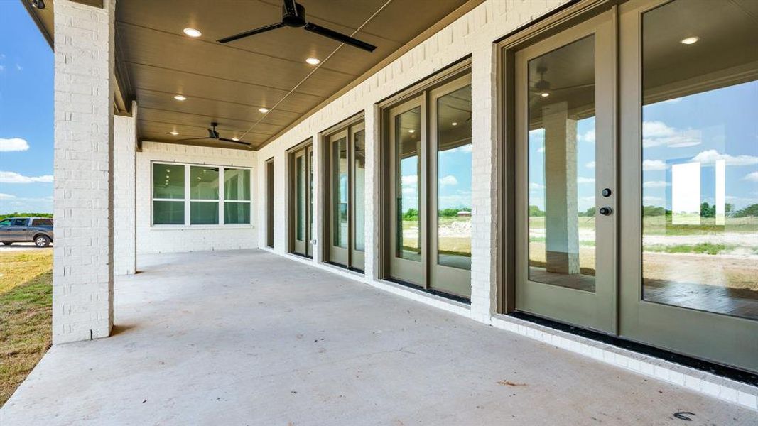 View of terrace featuring ceiling fan