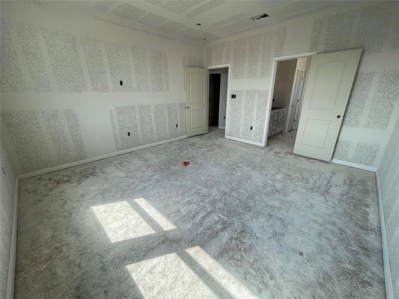 Spacious, unfurnished interior of a new home in Covered Bridge, Hutto (Image 15).