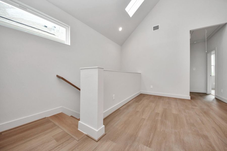 Spacious, unfurnished interior of a new home in Alicante, Houston (Image 30).