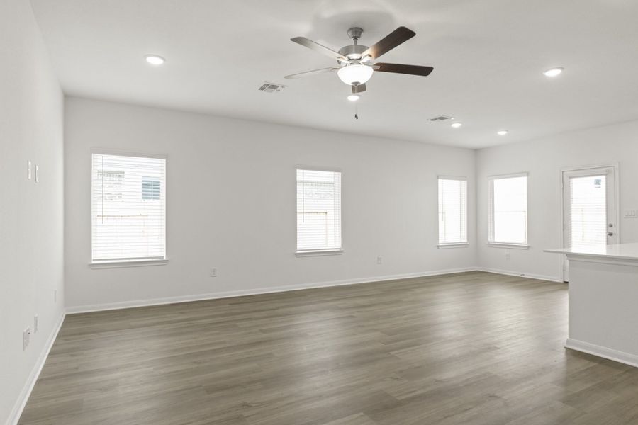 Spacious, unfurnished interior of a new home in Village at Three Oaks, Seguin (Image 20).