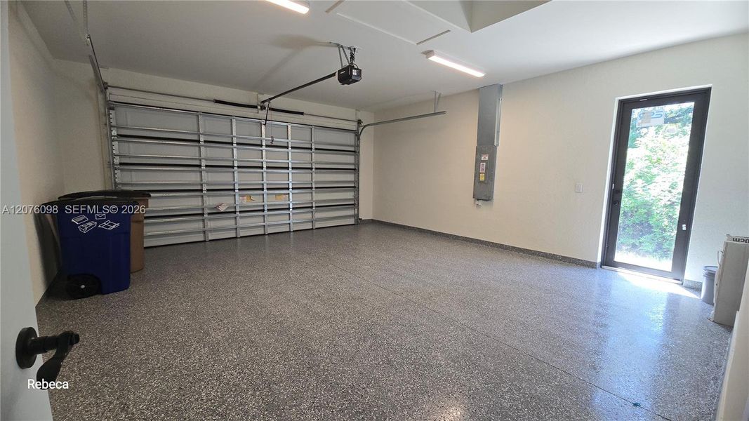 Spacious, unfurnished interior of a new home in , Lehigh Acres (Image 23).