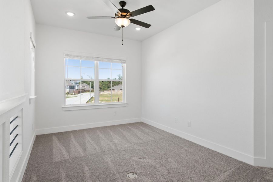 Spacious, unfurnished interior of a new home in Sienna, Missouri City (Image 32).