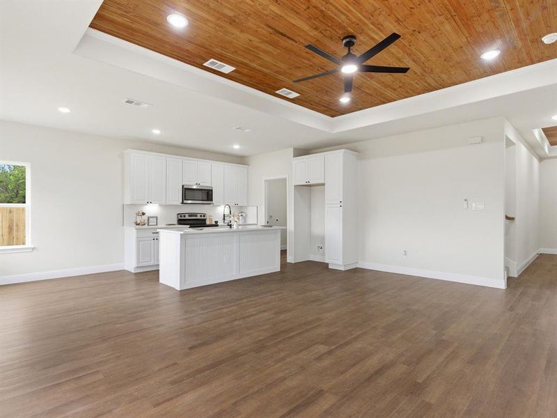 Spacious, unfurnished interior of a new home in , Granbury (Image 14).