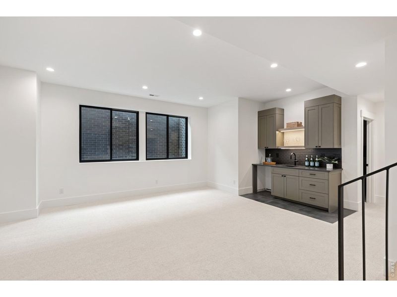 Spacious, unfurnished interior of a new home in , Superior (Image 43).