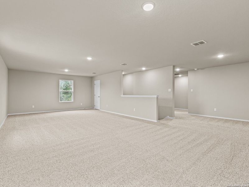 Spacious, unfurnished interior of a new home in Royal Crest, San Antonio (Image 28).