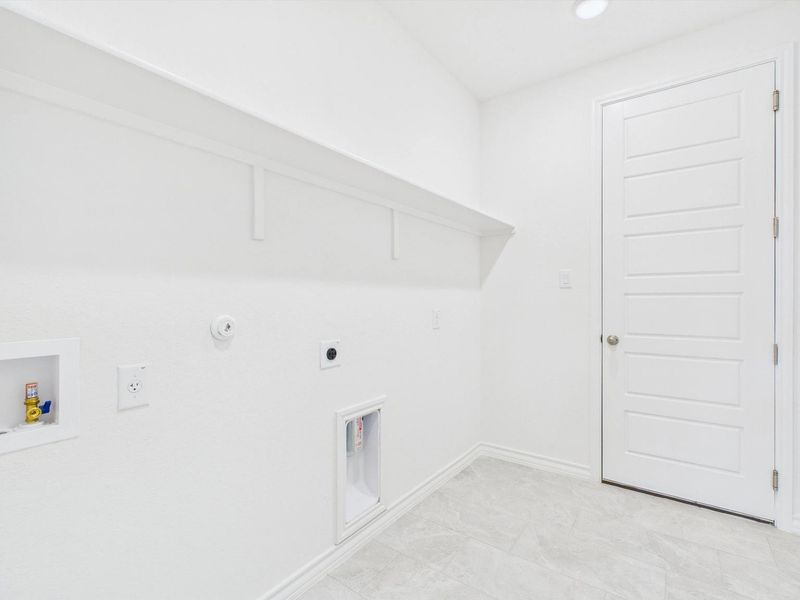 Spacious, unfurnished interior of a new home in Potranco Oaks, Castroville (Image 36).