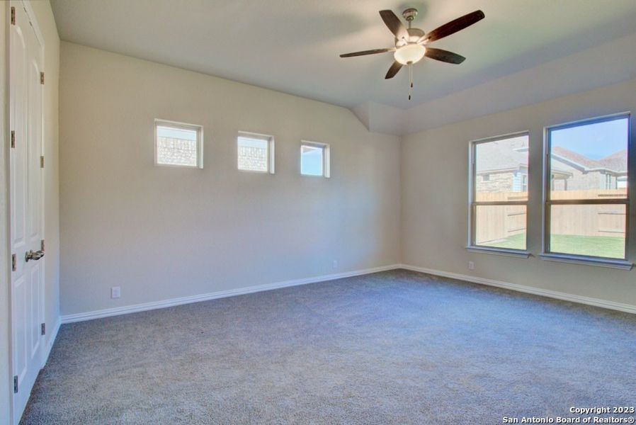 Spacious, unfurnished interior of a new home in Meyer Ranch - Enclave, New Braunfels (Image 13).