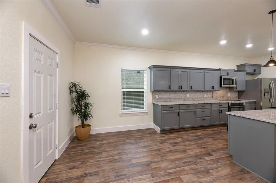 Bonus space for extra dining or possibly a desk