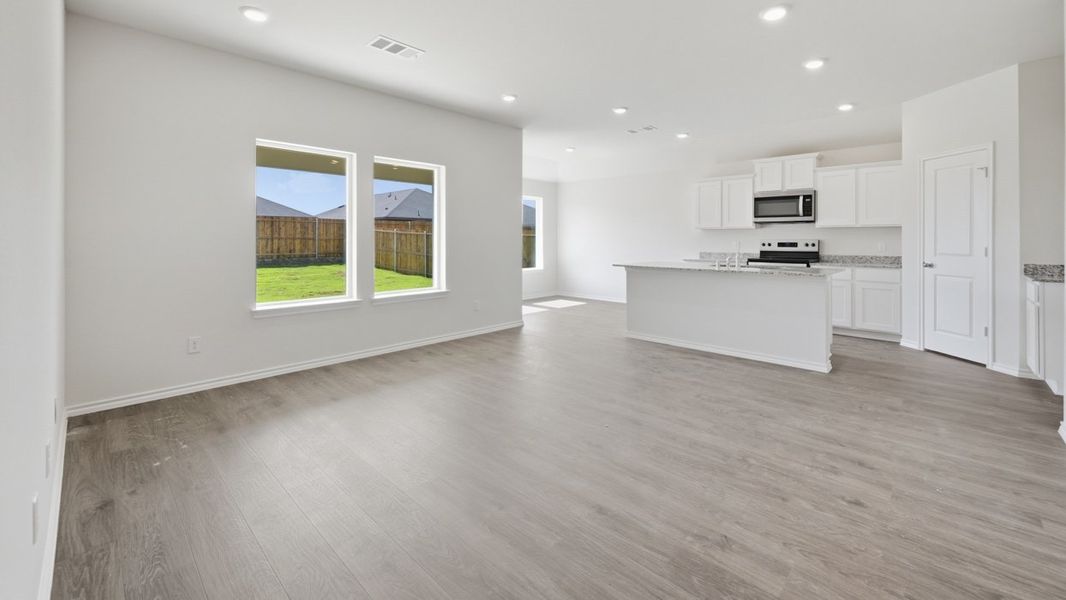 Spacious, unfurnished interior of a new home in Saddlebrook, Waxahachie (Image 17).