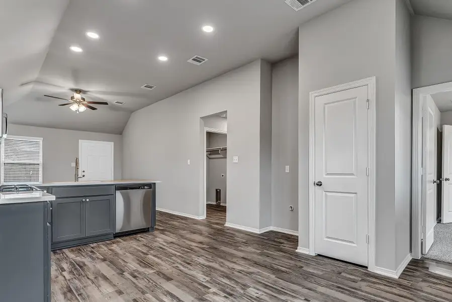 **Photos are sample photos of similar plan. Colors and features might vary** **Photos are sample photos of similar plan. Colors and features might vary**