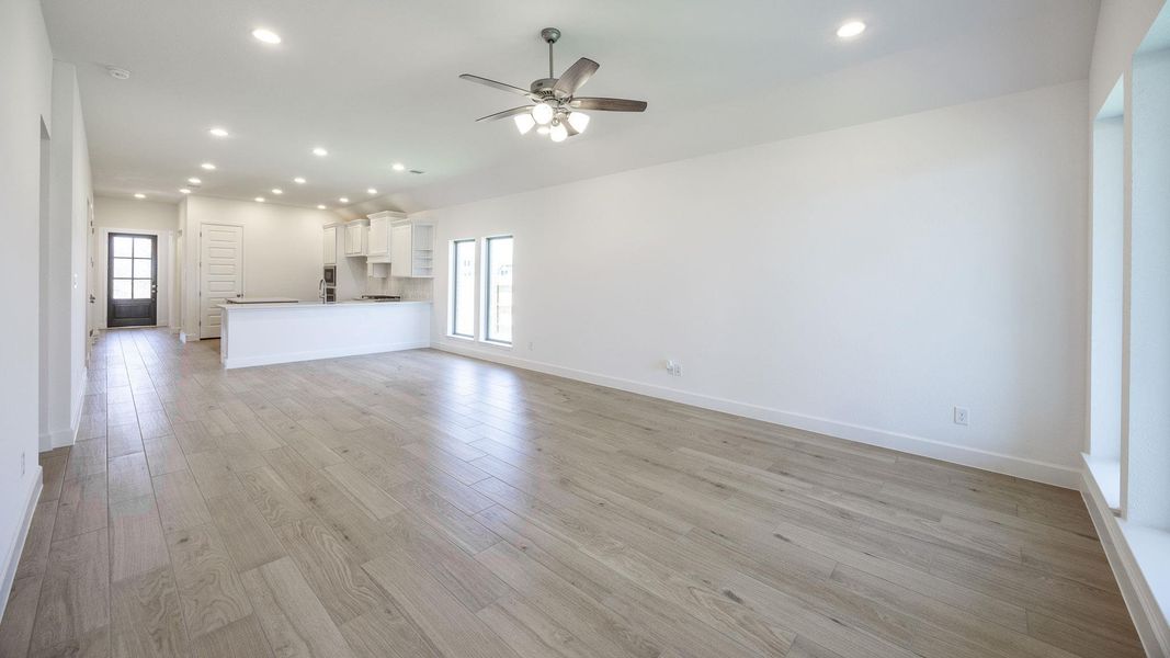 Spacious, unfurnished interior of a new home in Lariat 45', Liberty Hill (Image 13).