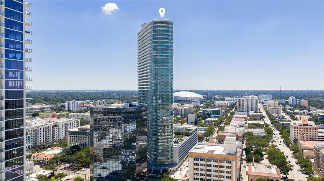 Condo located in St. Petersburg, FL showcasing its design and architecture (Image 61).