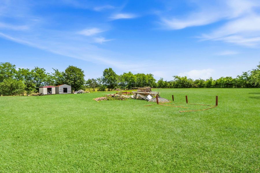 Additional outbuildings provide valuable storage space, along with extra steel materials ideal for future projects or custom builds, offering flexibility to create whatever you envision.