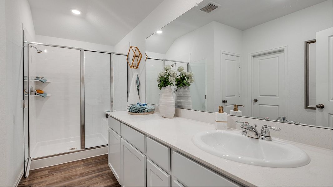 6432 Clover II Owners Bath 1of2 F1 080125 6432 Clover II Owners Bath 1of2 F1 080125