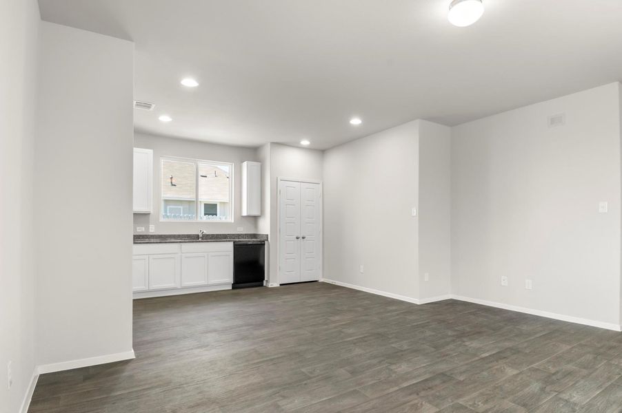 Spacious, unfurnished interior of a new home in Casetta Ranch, Kyle (Image 26).