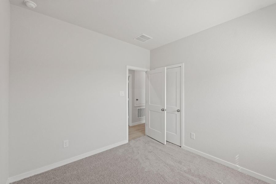 Spacious, unfurnished interior of a new home in River Ranch Trails, Dayton (Image 25).