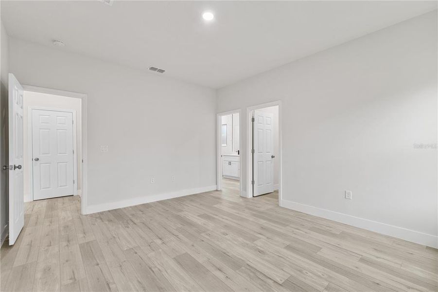 Spacious, unfurnished interior of a new home in , Citrus Springs (Image 8).