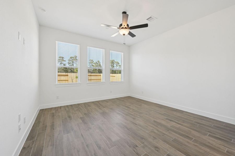 Spacious, unfurnished interior of a new home in Evergreen, Conroe (Image 24).