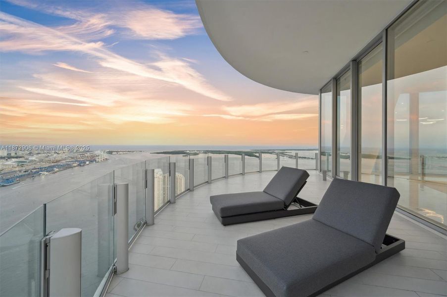 Condo located in Miami, FL showcasing its design and architecture (Image 4). Condo located in Miami, FL showcasing its design and architecture (Image 4).