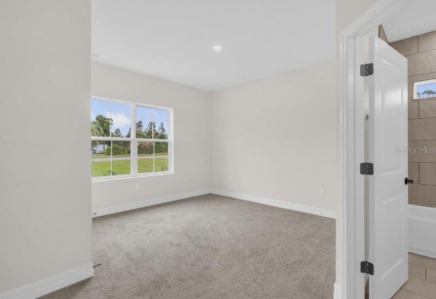 Spacious, unfurnished interior of a new home in , Ocala (Image 14).