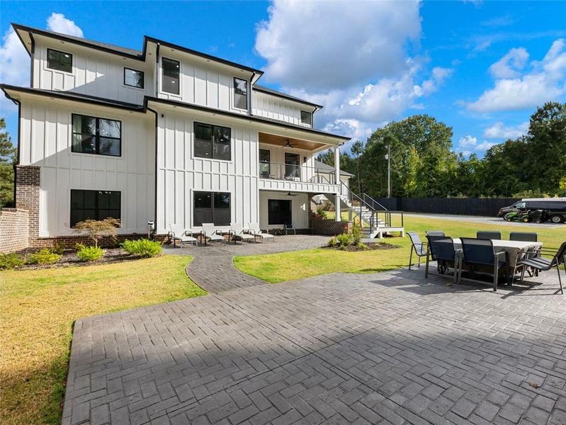 Image 98 of a home in .