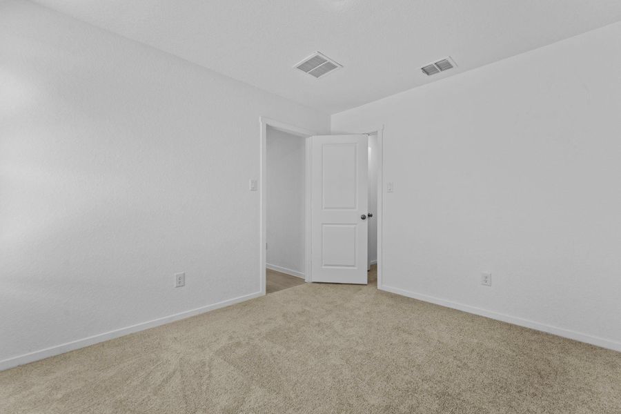 Spacious, unfurnished interior of a new home in Friendship Oaks, Fredericksburg (Image 19).