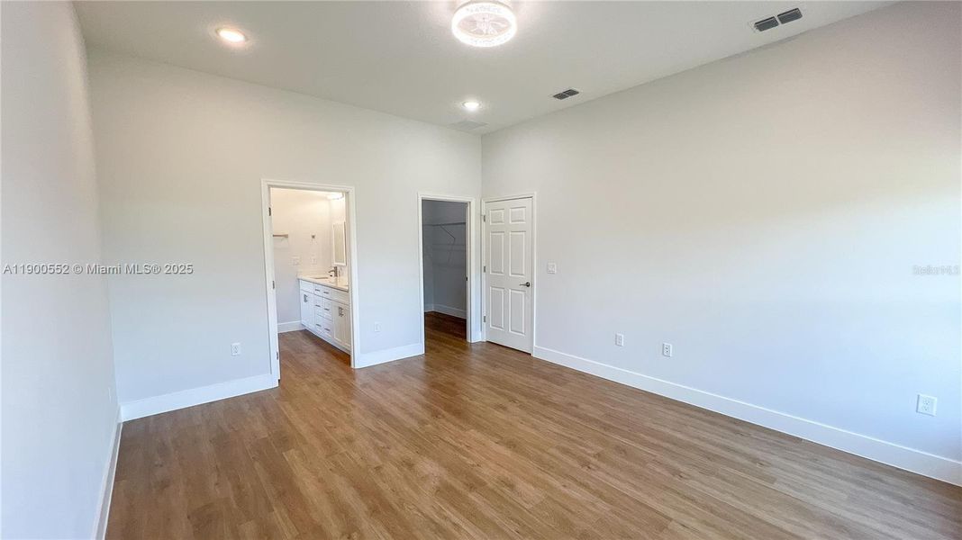 Spacious, unfurnished interior of a new home in , Sebring (Image 20).