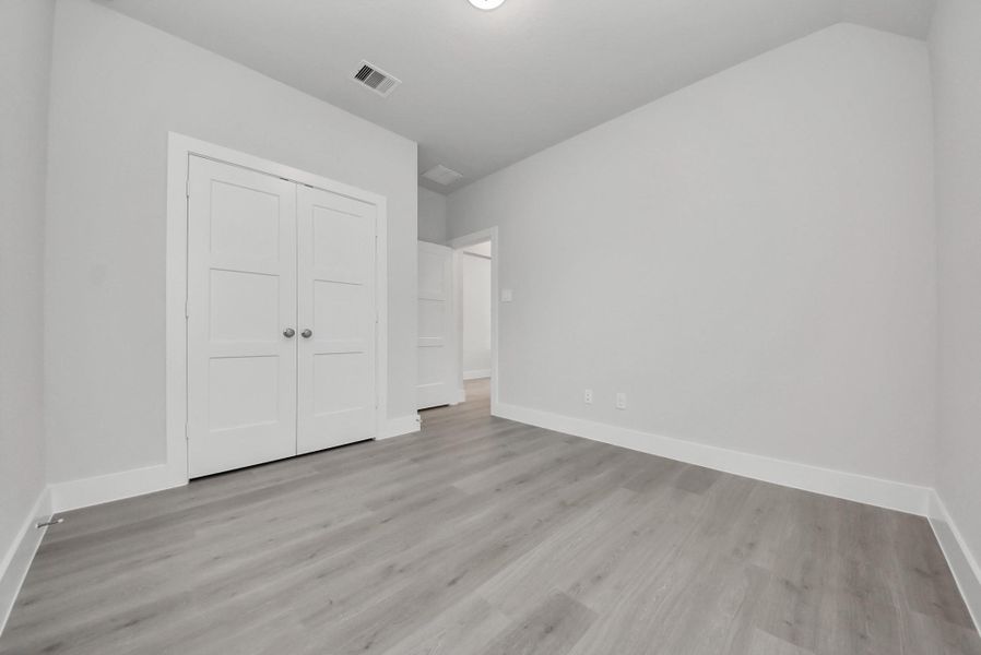 Spacious, unfurnished interior of a new home in Sunrise Cove: Landmark Collection, Texas City (Image 16).