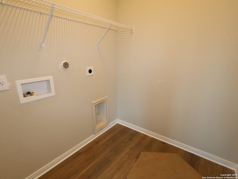 Spacious, unfurnished interior of a new home in Hunters Ranch, San Antonio (Image 19).