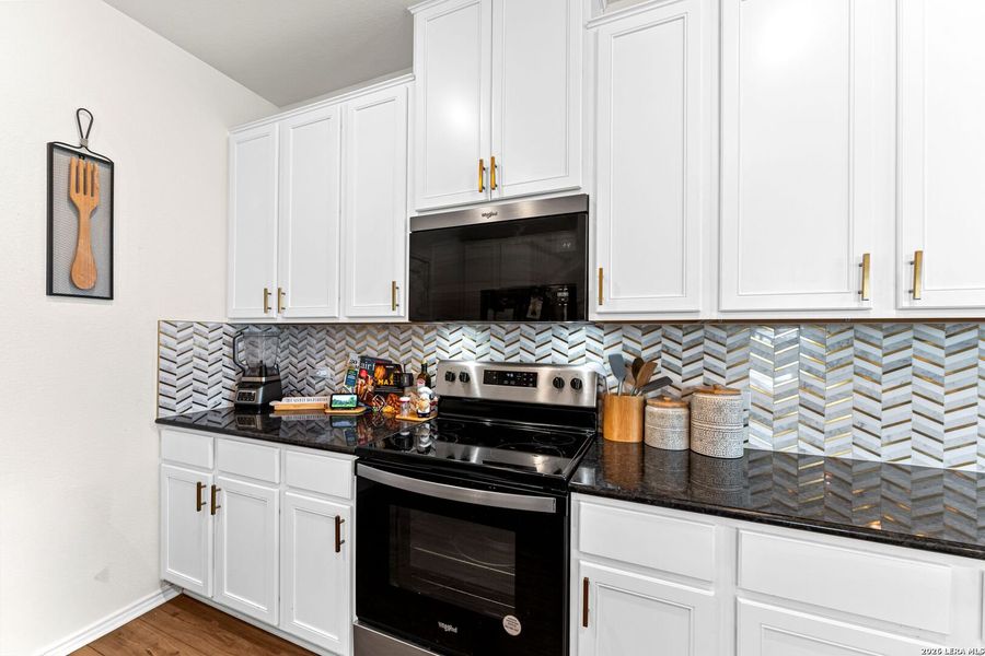 Furnished interior view inside a new home in Berry Springs, Georgetown (Image 18).