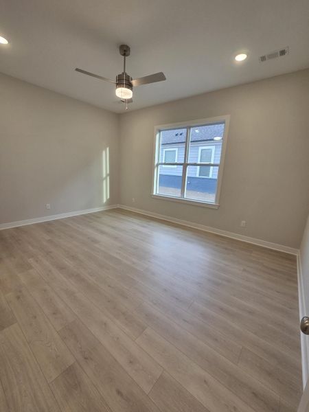 Spacious, unfurnished interior of a new home in Twin Oaks, Oakland (Image 15).