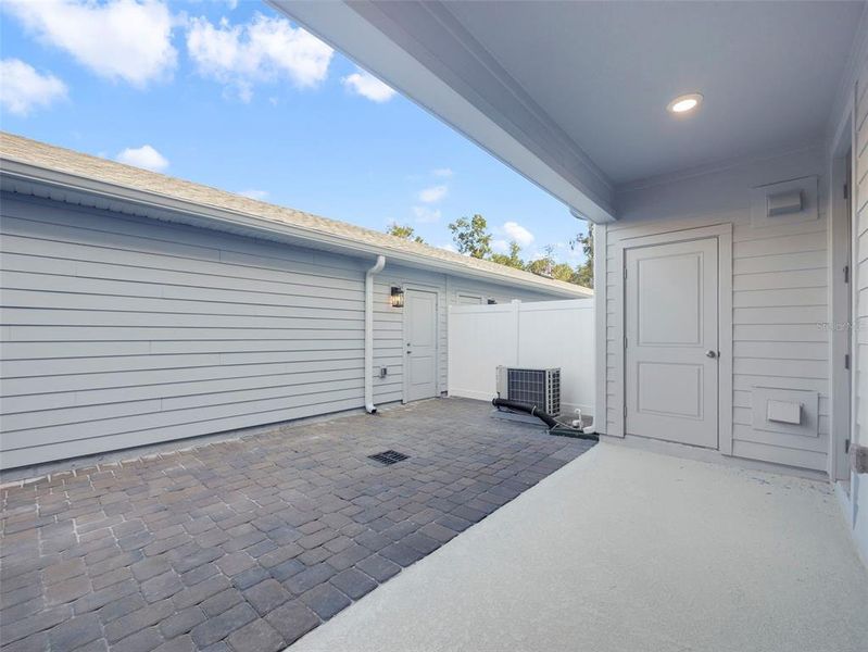 Exterior details and patio area of a home in Aulin Square, Oviedo (Image 4).