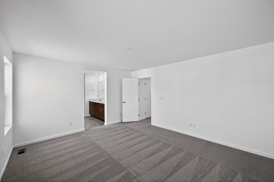 Spacious, unfurnished interior of a new home in Sky Ranch, Aurora (Image 11).