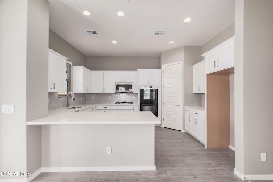 Large Kitchen Area w/Quartz Countertops