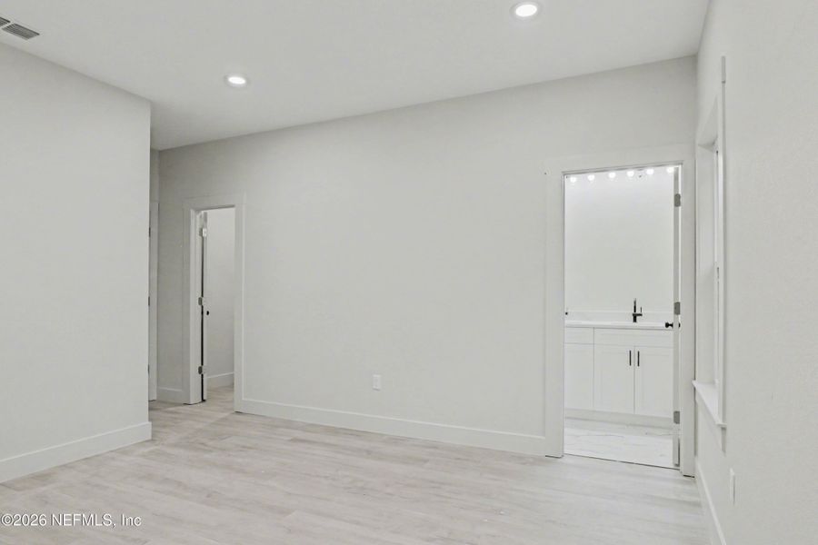 Spacious, unfurnished interior of a new home in , Jacksonville (Image 36).