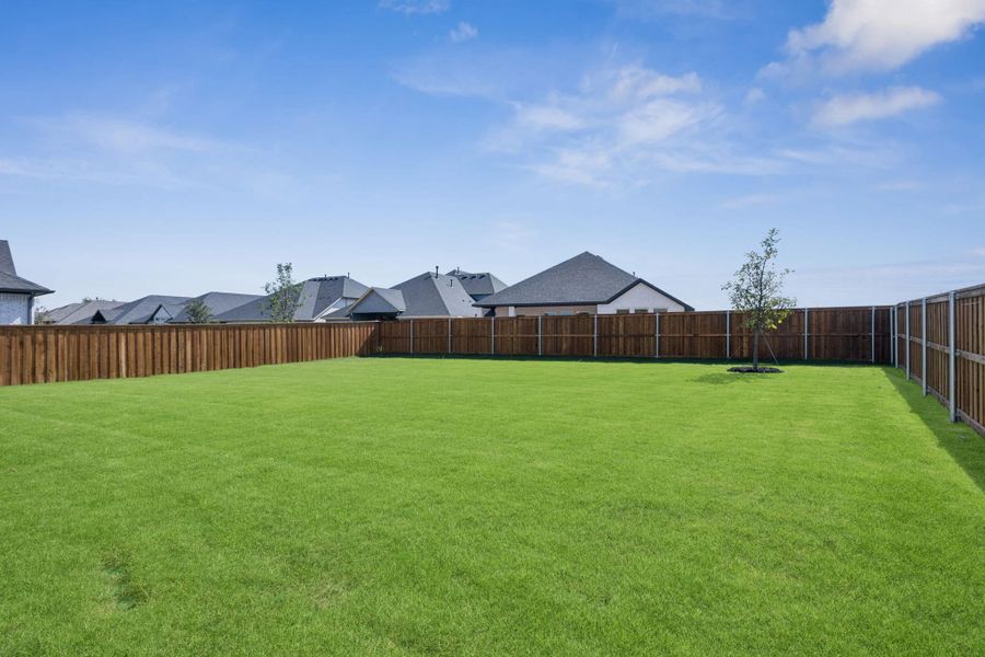 Exterior details and patio area of a home in Lakeview Heights, Azle (Image 21).